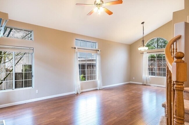 Building Photo - Solar - Huge Savings - 4 Bedrooms - 3 Bath...