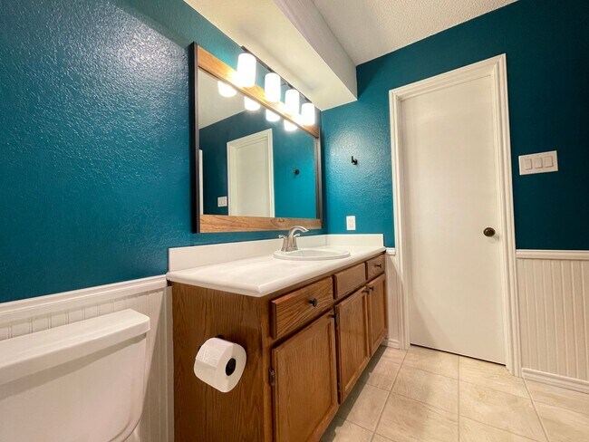 Building Photo - Cozy Townhome Minutes to the Chisholm Trai...