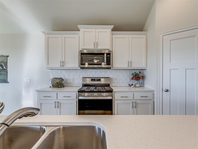 Building Photo - 631 Hackberry Ln