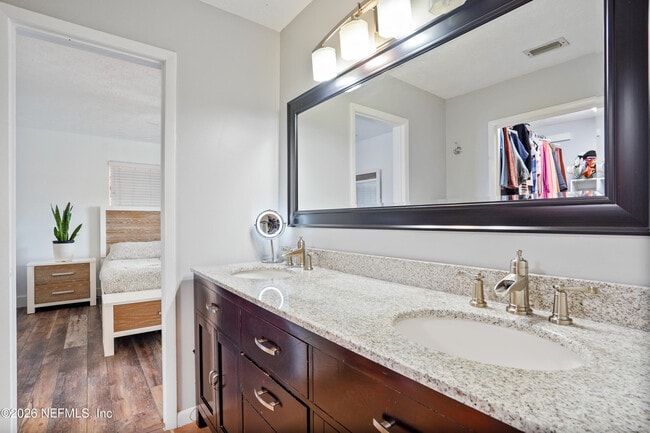 Building Photo - 6717 Lenczyk Dr