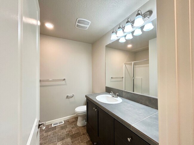 Building Photo - Stunning 2 Bed, 2.5 Bath Craftsman Townhome with Community Amenities!