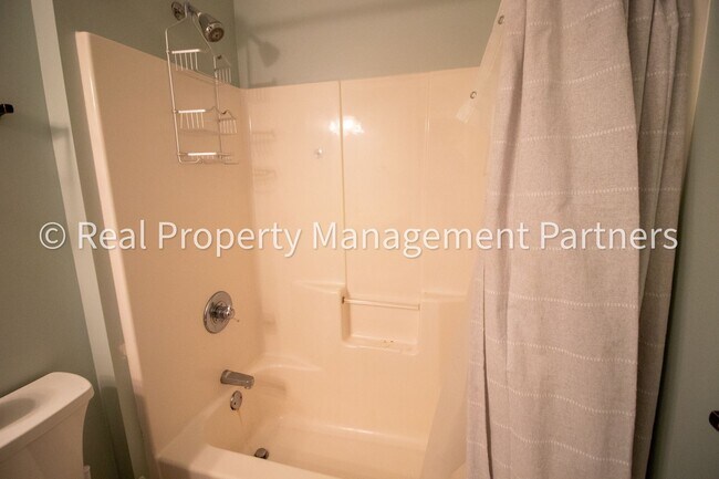 Building Photo - Fully Furnished 3BR/2BA Condo – Near River...