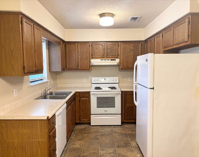 Building Photo - "Charming 2-Bedroom Apartment Retreat in Mary Esther!"