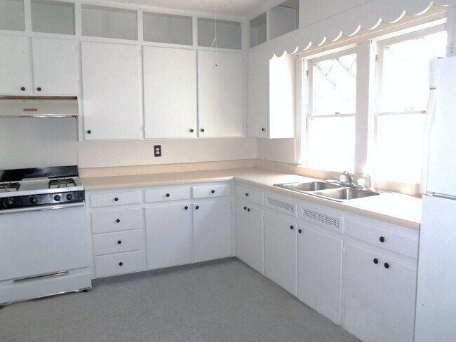 Building Photo - 1301 Grant Ave