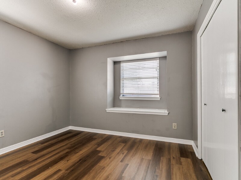 Building Photo - 6428 N Harvard Ave