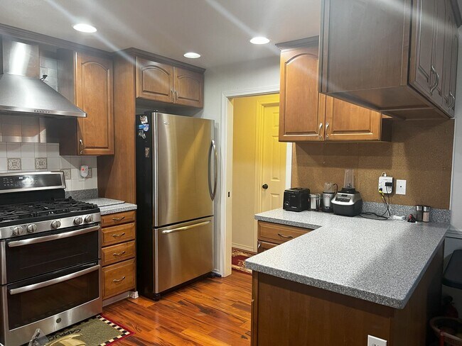 Building Photo - Well-Equipped 4 Bed 2.5 Bath Bellevue Home...
