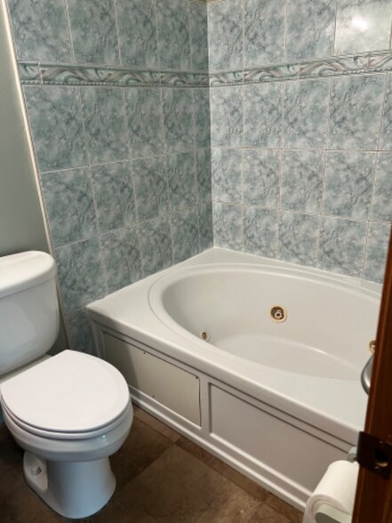 Building Photo - 262 Meadowbrook Ave