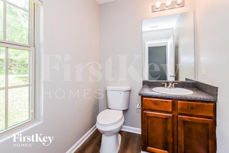 Building Photo - 380 Pine Tree Dr