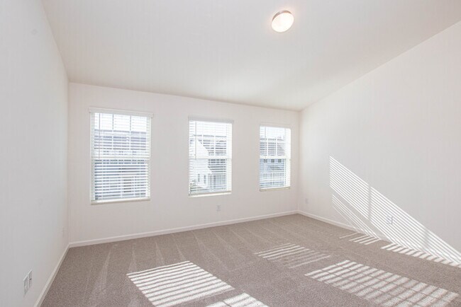 Building Photo - BEAUTIFUL 2 Bedroom Townhome in MIDLAND - AVAILABLE NOW