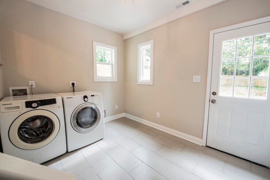 dining room/laundry room/mud room - 919 S State St