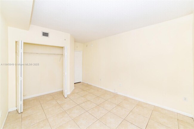 Building Photo - 17150 N Bay Rd