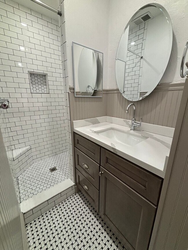 Building Photo - LEASE PENDING!!!! FALL 2026!!! NEWLY REMOD...