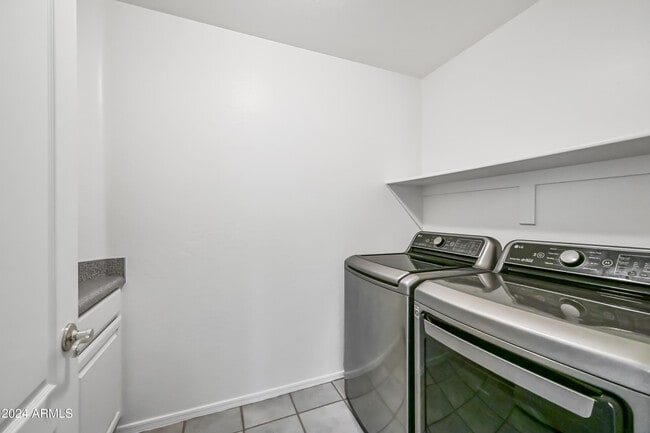 Building Photo - 4633 E Robin Ln