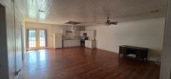 Building Photo - Large home on a corner lot in Ville Platte