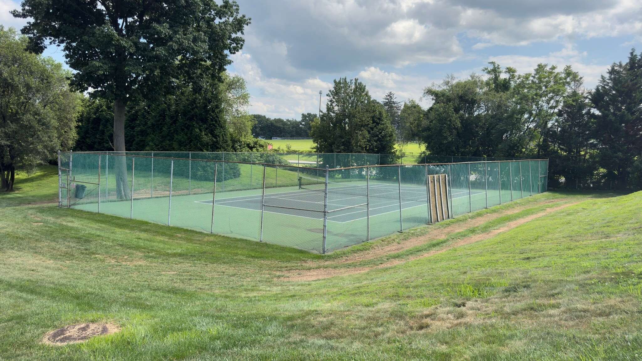 Community tennis court - 5 Evergreen Dr