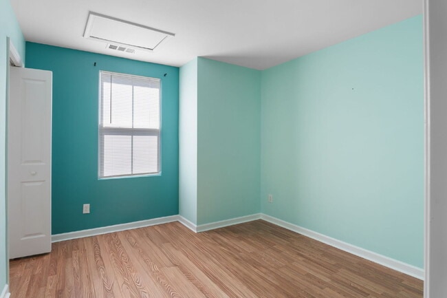 Building Photo - Spacious 4-Bedroom Home for Rent in Prime ...