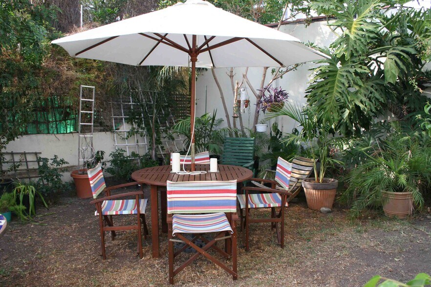 Building Photo - 831 Alandele Ave