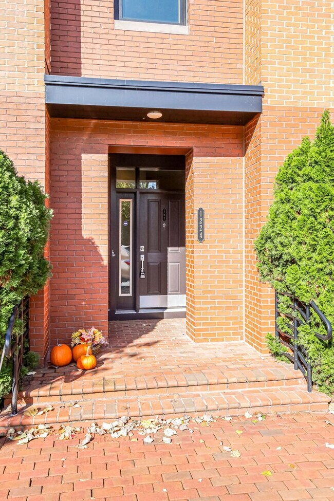 Building Photo - Updated 3br/2.5ba Condo Townhome Alexandria Walk to Metro