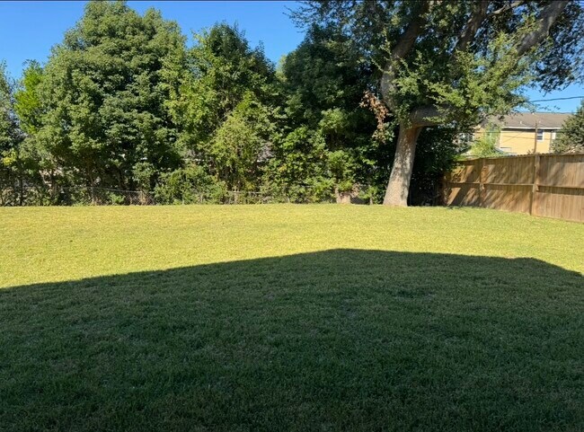 Building Photo - 8437 Winthrop Ln