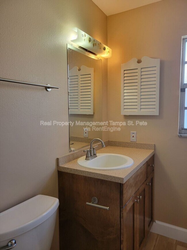 Building Photo - 1985 Cove Dr