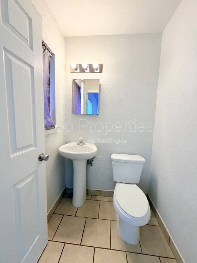 Building Photo - 827 Dunwoodie Dr