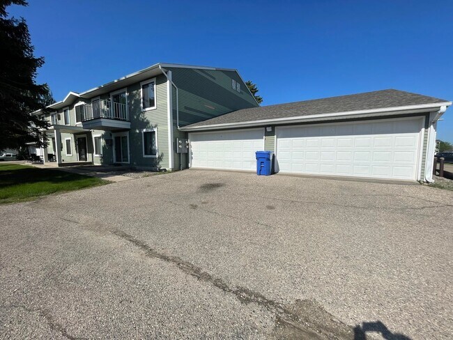 Building Photo - Very spacious 2 bed, 2 bath 4-plex unit lo...