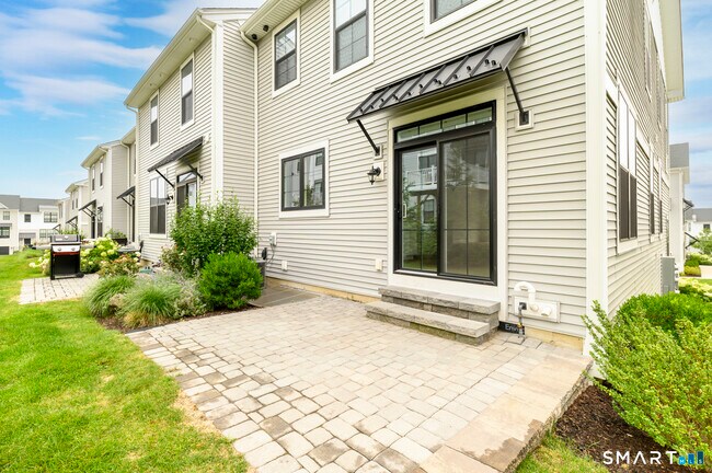 Building Photo - 15 E Cross Trail