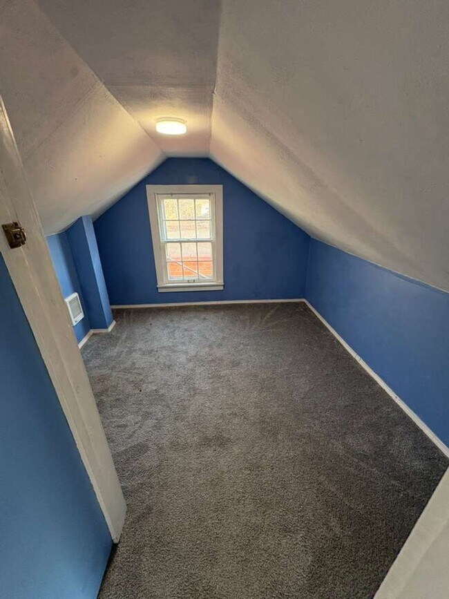 Building Photo - Cozy & Convenient Euclid Home Near Lake Erie