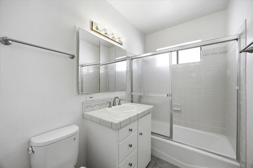 Building Photo - 819 N Maria Ave