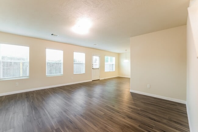 Building Photo - 10931 Myrtle Oak St