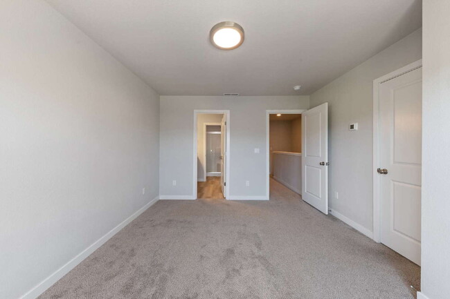 Building Photo - Charming 2-Bed with 2.5 Baths in Newberg