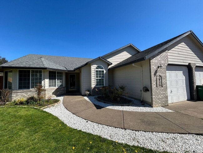 Primary Photo - AVAILABLE NOW!! 3bd/2ba FANTASTIC Dead End Street - HUGE MASTER SUITE!