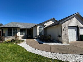 Building Photo - AVAILABLE NOW!! 3bd/2ba FANTASTIC Dead End Street - HUGE MASTER SUITE!