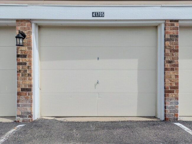 Building Photo - 41705 Broquet Dr