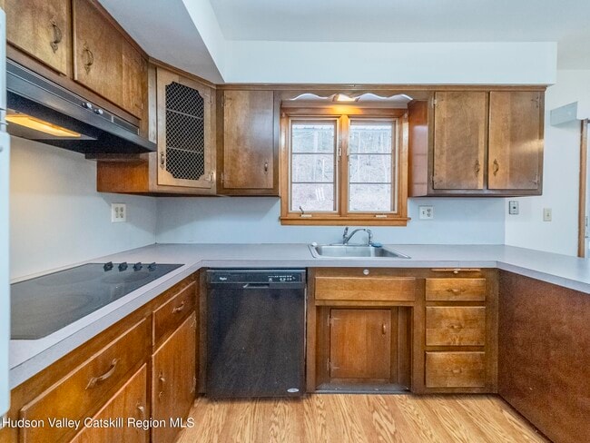 Building Photo - 30 Redwood Rd