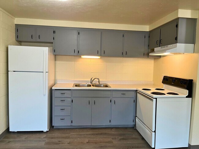 Building Photo - (CAM 10)  Very Nice Large 1 bed Apt - Clos...