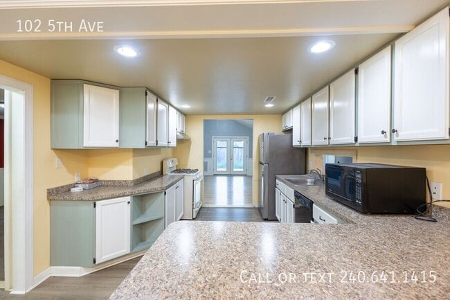 Building Photo - 102 5th Ave