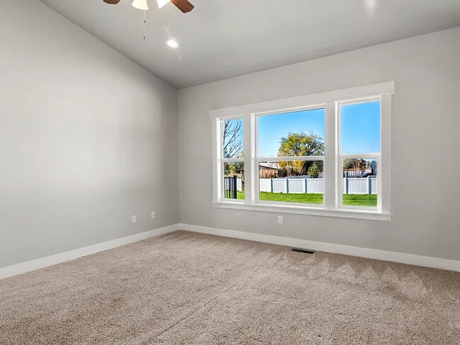 Building Photo - Spacious 5 Bed, 3 Bath Home with Mountain Views