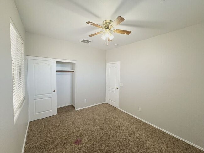 Building Photo - MOVE IN SPECILAS!! 5BD 3BA IN JOHNSON RANC...