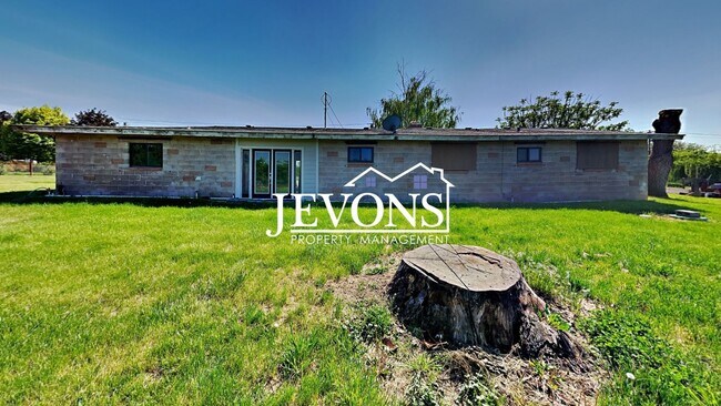 Building Photo - Inviting 2-bedroom with a fully fenced lar...