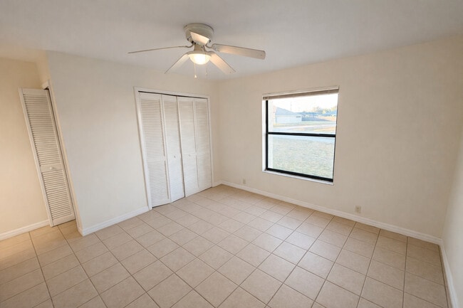 Building Photo - 801 SE 5th Ave