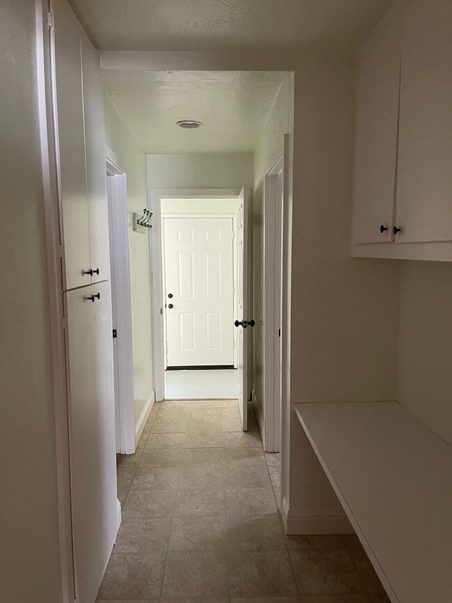 Building Photo - CHARMING 4 BED 2 BATH HOUSE NEAR DOWNTOWN