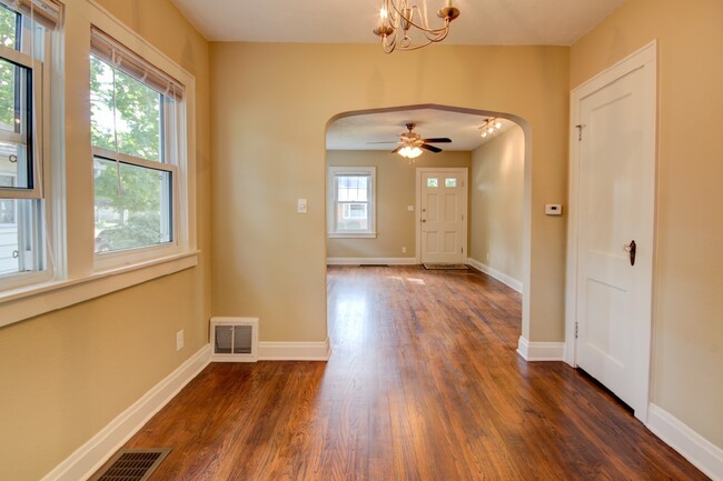 Building Photo - Beautifully Remodeled 2 Bedroom Home