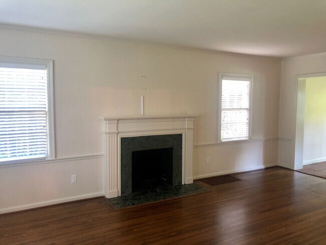 Building Photo - Stunning Midtown Home In Highly Desirable Bren Rose!