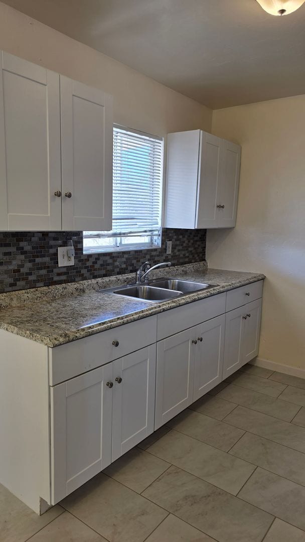 Building Photo - Beautiful Renovated  4 Bed 2 Bath HOME!