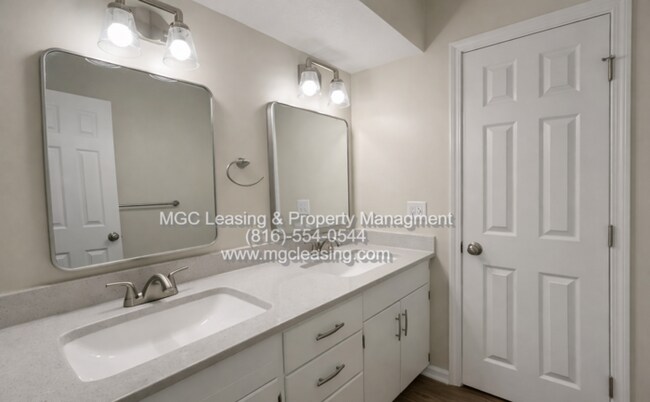 Building Photo - Freshly Renovated & Move-In Ready in Blue Springs - Schedule A tour today!