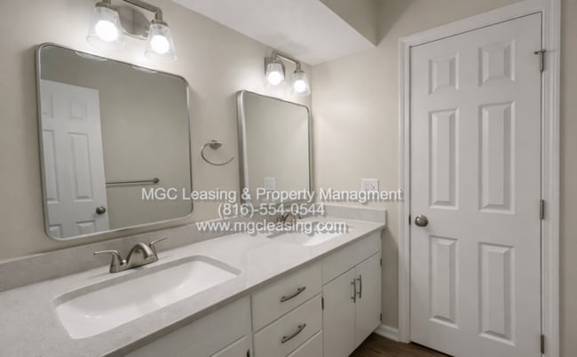 Building Photo - Freshly Renovated & Move-In Ready in Blue Springs