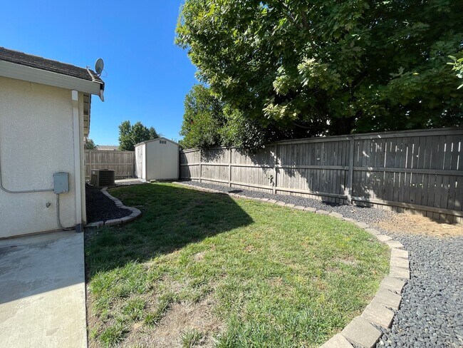 Building Photo - Charming single story home located on the ...