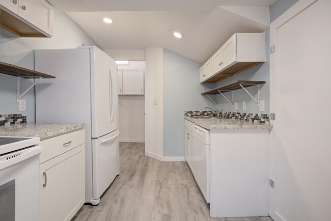 Building Photo - 404 N Findlay Ave