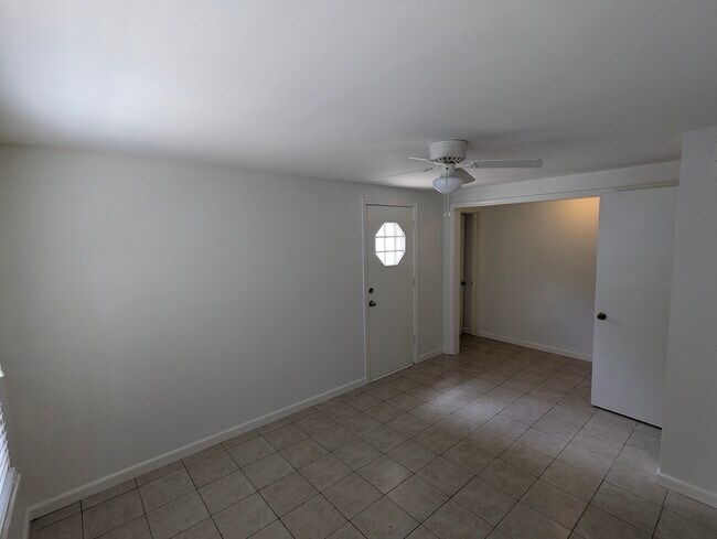 Building Photo - 328 Mockingbird Ln